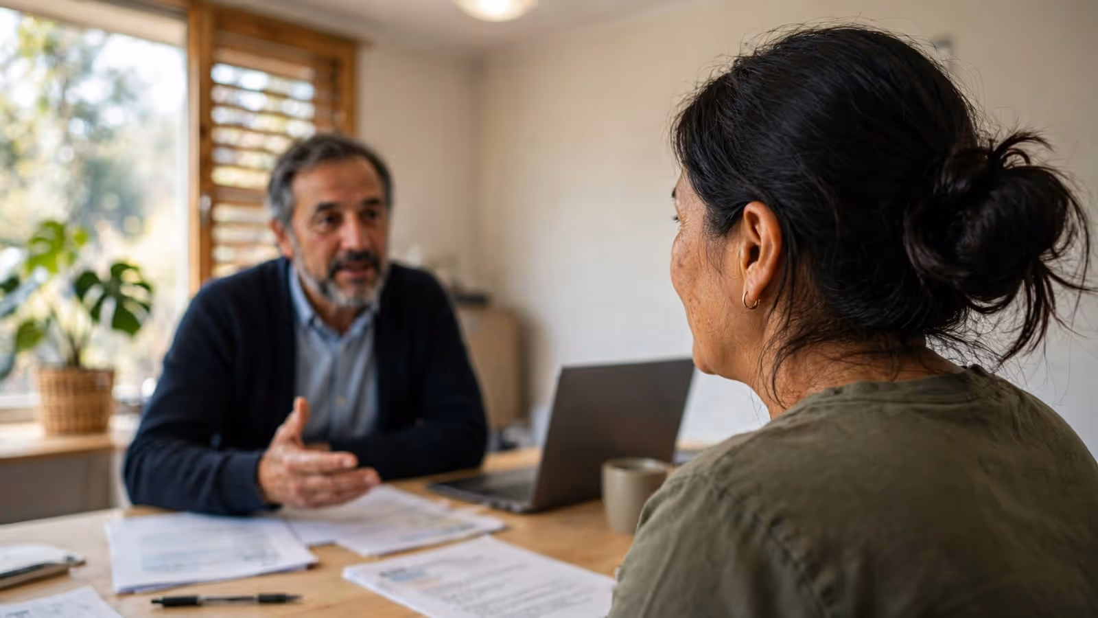 Conversación con un asesor financiero para negociar las condiciones del crédito hipotecario
