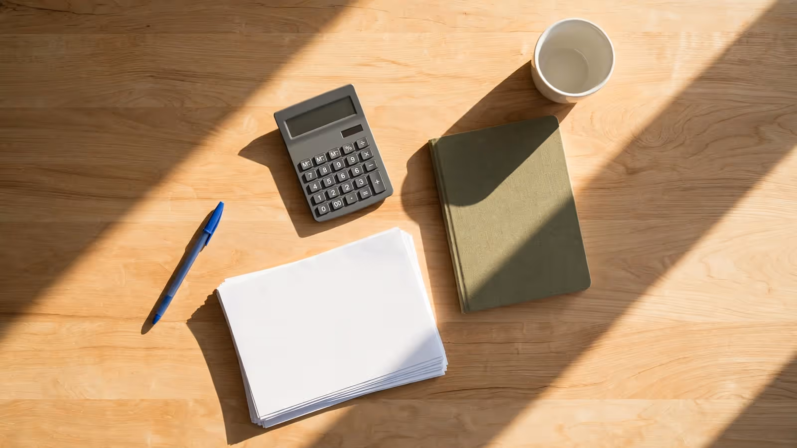 Facturas por cobrar y una calculadora sobre el escritorio de una oficina